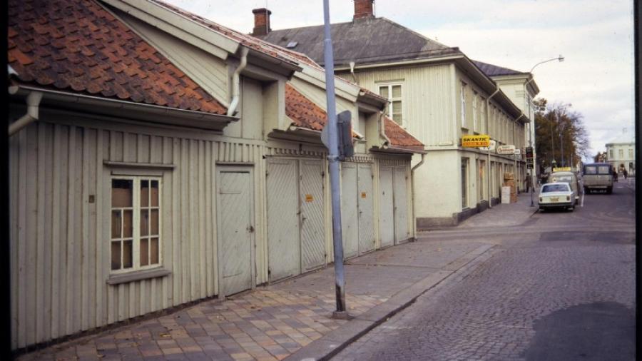 Residensgatan. I förgrunden f.d. stall tillhörande residenset, senare garage. Foto: Erik Björnänger, 1972.