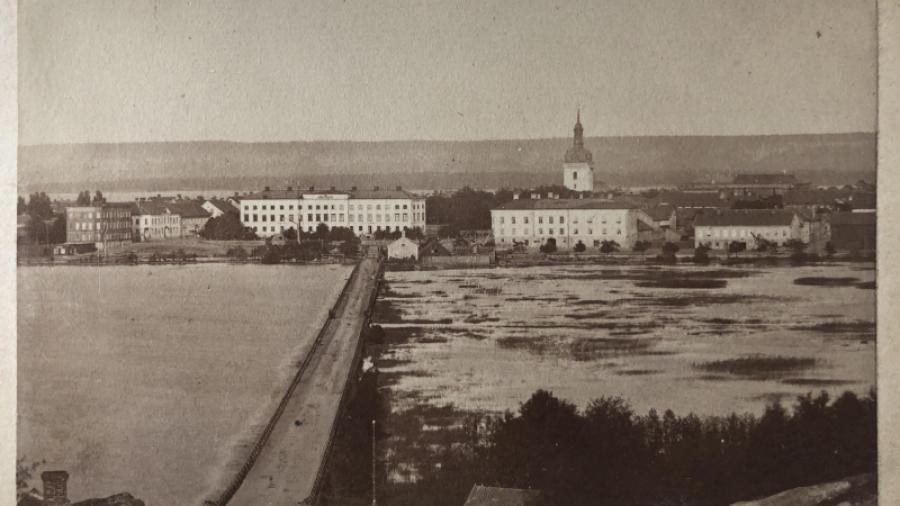 Fotografi från Dalbobergen någon gång mellan 1867 och 1870. Malmska huset är det som syns framför kyrkan. Foto: C.E. Kjellin. Från Samling tillhörande Helen Floberg Bach