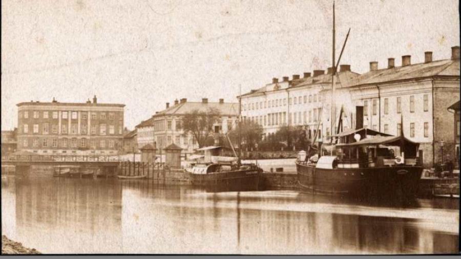Hamnkanalen med två ångbåtar, den ena hette Elfkungen. Foto okänd ca 1875